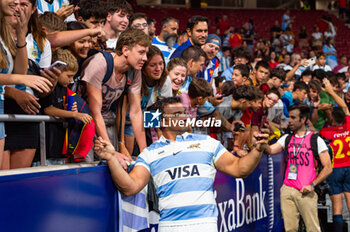 2023-08-26 - Agustin Creevy (Argentina) take some selfies with the fans at the end of the rugby match between national teams of Spain and Argentina (los Pumas) played at Estadio Civitas Metropolitano on August 26, 2023 in Madrid, Spain - RUGBY 2023: SPAIN VS ARGENTINA - TEST MATCH - RUGBY