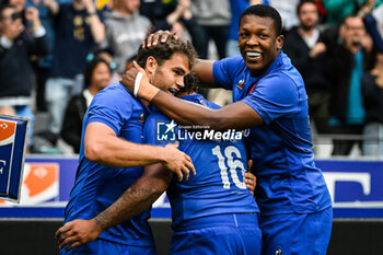 2023-08-27 - Damian PENAUD of France celebrate his try with Peato MAUVAKA of France and Cameron WOKI of France during the Summer Nations Series 2023, rugby union match between France and Australia on August 27, 2023 at Stade de France in Saint-Denis near Paris, France - RUGBY - SUMMER NATIONS SERIES 2023 - FRANCE V AUSTRALIA - TEST MATCH - RUGBY