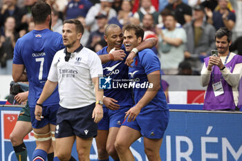 2023-08-28 - Damian Penaud of France celebrates his try with Gael Fickou of France during the Summer Nations Series 2023, rugby union match between France and Australia on August 27, 2023 at Stade de France in Saint-Denis near Paris, France - RUGBY - SUMMER NATIONS SERIES 2023 - FRANCE V AUSTRALIA - TEST MATCH - RUGBY