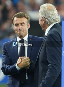 2023-09-08 - LE PRÉSIDENT MACRON ET SIR BILL BEAUMONT during the World Cup 2023, Pool A rugby union match between France and New Zealand on September 8, 2023 at Stade de France in Saint-Denis near Paris, France - RUGBY - WORLD CUP 2023 - FRANCE V NEW ZEALAND - WORLD CUP - RUGBY