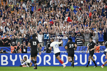 2023-09-08 - Crowd illustration (French fans and supporters in the audience, public) celebrate a try of Thomas Ramos during the Rugby World Cup RWC match between France and New Zealand All Blacks on September 8, 2023 at Stade de France in Saint-Denis near Paris, France. Photo Victor Joly / DPPI - RUGBY - WORLD CUP 2023 - FRANCE V NEW ZEALAND - WORLD CUP - RUGBY