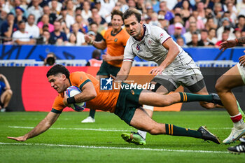 2023-09-09 - Ben DONALDSON of Australia scores his try and Miriani MODEBADZE of Georgia during the World Cup 2023, Pool C rugby union match between Australia and Georgia on September 9, 2023 at Stade de France in Saint-Denis near Paris, France - RUGBY - WORLD CUP 2023 - AUSTRALIA V GEORGIA - WORLD CUP - RUGBY