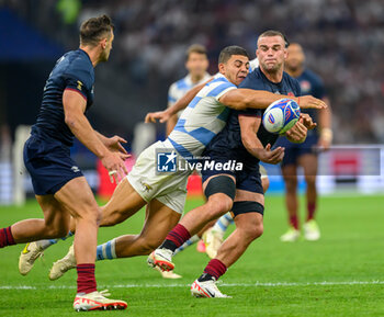 2023-09-09 - Ben Earl of England offloads the ball before being tackled by Santiago Chocobares of Argentina during the Rugby World Cup 2023 match between England and Argentina at Stade Velodrome, Marseille, France on 9 September 2023. Photo Malcolm Mackenzie/ProSportsImages / DPPI - RUGBY - WORLD CUP 2023 - ANGLETERRE V ARGENTINA - WORLD CUP - RUGBY