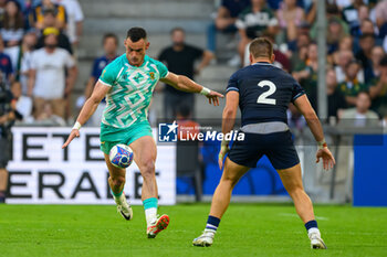 2023-09-10 - Jesse Kriel of South Africa kicks through during the World Cup 2023, Pool B rugby union match between South Africa and Scotland on September 10, 2023 at Velodrome stadium in Marseille, France - RUGBY - WORLD CUP 2023 - SOUTH AFRICA V SCOTLAND - WORLD CUP - RUGBY
