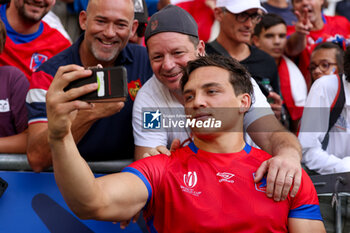 2023-09-16 - Santiago Videla of Chile taking a selfie with a fan during the Rugby World Cup France 2023 match between Samoa and Chile at Stade de Bordeaux on September 16, 2023 in Bordeaux, France. Photo by Hans van der Valk/ Orange Pictures / DPPI - RUGBY - WORLD CUP 2023 - SAMOA V CHILE - WORLD CUP - RUGBY