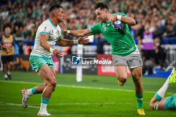 2023-09-23 - Jesse KRIEL of South Africa Hugo KEENAN of Ireland during the World Cup 2023, Pool B rugby union match between South Africa and Ireland on September 23, 2023 at Stade de France in Saint-Denis near Paris, France - RUGBY - WORLD CUP 2023 - SOUTH AFRICA V IRELAND - WORLD CUP - RUGBY