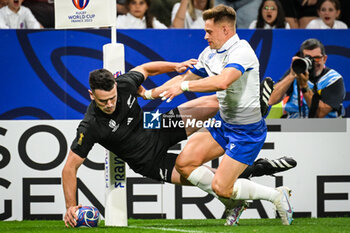 2023-09-29 - Will JORDAN of New Zealand scores his try and Stephen VARNEY of Italy during the World Cup 2023, Pool A rugby union match between New Zealand and Italy on September 29, 2023 at Groupama Stadium in Decines-Charpieu near Lyon, France - RUGBY - WORLD CUP 2023 - NEW ZEALAND V ITALY - WORLD CUP - RUGBY