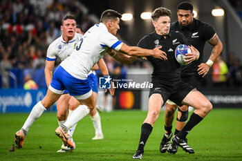 2023-09-29 - Beauden BARRETT of New Zealand, Aaron SMITH of New Zealand and Tommaso ALLAN of Italy during the World Cup 2023, Pool A rugby union match between New Zealand and Italy on September 29, 2023 at Groupama Stadium in Decines-Charpieu near Lyon, France - RUGBY - WORLD CUP 2023 - NEW ZEALAND V ITALY - WORLD CUP - RUGBY