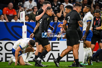 2023-09-29 - Aaron SMITH of New Zealand celebrate his try with teammates during the World Cup 2023, Pool A rugby union match between New Zealand and Italy on September 29, 2023 at Groupama Stadium in Decines-Charpieu near Lyon, France - RUGBY - WORLD CUP 2023 - NEW ZEALAND V ITALY - WORLD CUP - RUGBY