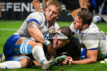 2023-09-29 - Brodie RETALLICK of New Zealand scores his try, Lorenzo CANNONE of Italy and Michele LAMARO of Italy during the World Cup 2023, Pool A rugby union match between New Zealand and Italy on September 29, 2023 at Groupama Stadium in Decines-Charpieu near Lyon, France - RUGBY - WORLD CUP 2023 - NEW ZEALAND V ITALY - WORLD CUP - RUGBY