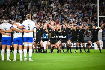 2023-09-29 - Team Italy players watch New Zealand players perform the Haka during the World Cup 2023, Pool A rugby union match between New Zealand and Italy on September 29, 2023 at Groupama Stadium in Decines-Charpieu near Lyon, France - RUGBY - WORLD CUP 2023 - NEW ZEALAND V ITALY - WORLD CUP - RUGBY