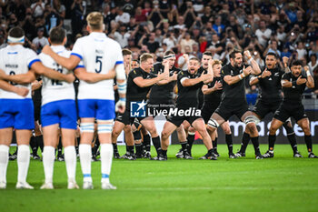 2023-09-29 - Team Italy players watch New Zealand players perform the Haka during the World Cup 2023, Pool A rugby union match between New Zealand and Italy on September 29, 2023 at Groupama Stadium in Decines-Charpieu near Lyon, France - RUGBY - WORLD CUP 2023 - NEW ZEALAND V ITALY - WORLD CUP - RUGBY