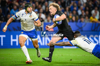 2023-09-29 - Juan IGNACIO BREX of Italy and Damian MCKENZIE of New Zealand during the World Cup 2023, Pool A rugby union match between New Zealand and Italy on September 29, 2023 at Groupama Stadium in Decines-Charpieu near Lyon, France - RUGBY - WORLD CUP 2023 - NEW ZEALAND V ITALY - WORLD CUP - RUGBY