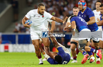 2023-10-07 - Ollie Lawrence of England is tackles by Michael Allaalatoa of Samoa during the World Cup 2023, Pool D rugby union match between England and Samoa on October 7, 2023 at Pierre Mauroy stadium in Villeneuve-d'Ascq near Lille, France - RUGBY - WORLD CUP 2023 - ENGLAND V SAMOA - WORLD CUP - RUGBY