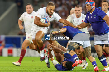 2023-10-07 - Ollie Lawrence of England is tackled during the World Cup 2023, Pool D rugby union match between England and Samoa on October 7, 2023 at Pierre Mauroy stadium in Villeneuve-d'Ascq near Lille, France - RUGBY - WORLD CUP 2023 - ENGLAND V SAMOA - WORLD CUP - RUGBY