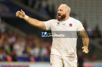 2023-10-07 - Joe Marler of England thanking the suppoorters after the World Cup 2023, Pool D rugby union match between England and Samoa on October 7, 2023 at Pierre Mauroy stadium in Villeneuve-d'Ascq near Lille, France - RUGBY - WORLD CUP 2023 - ENGLAND V SAMOA - WORLD CUP - RUGBY