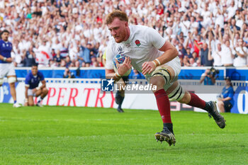 2023-10-07 - Ollie Chessum of England scores a try during the World Cup 2023, Pool D rugby union match between England and Samoa on October 7, 2023 at Pierre Mauroy stadium in Villeneuve-d'Ascq near Lille, France - RUGBY - WORLD CUP 2023 - ENGLAND V SAMOA - WORLD CUP - RUGBY