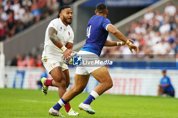 2023-10-07 - Manu Tuilagi of England passes the ball, Nigel Ah-Wong of Samoa during the World Cup 2023, Pool D rugby union match between England and Samoa on October 7, 2023 at Pierre Mauroy stadium in Villeneuve-d'Ascq near Lille, France - RUGBY - WORLD CUP 2023 - ENGLAND V SAMOA - WORLD CUP - RUGBY