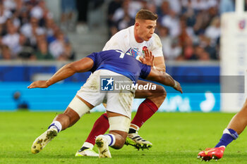 2023-10-07 - Freddie Steward of England is tackles by Fritz Lee of Samoa during the World Cup 2023, Pool D rugby union match between England and Samoa on October 7, 2023 at Pierre Mauroy stadium in Villeneuve-d'Ascq near Lille, France - RUGBY - WORLD CUP 2023 - ENGLAND V SAMOA - WORLD CUP - RUGBY