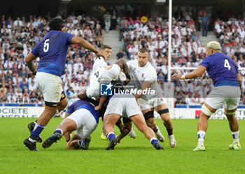 2023-10-07 - Maro Itoje of England is tackled during the World Cup 2023, Pool D rugby union match between England and Samoa on October 7, 2023 at Pierre Mauroy stadium in Villeneuve-d'Ascq near Lille, France - RUGBY - WORLD CUP 2023 - ENGLAND V SAMOA - WORLD CUP - RUGBY