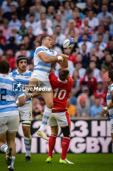 2023-10-14 - Emiliano Boffelli (Argentina) and Dan Biggar (Wales) during a RUGBY WORLD CUP FRANCE 2023 match between Wales and Argentina at Stade de Marseille, in Marseille, ,France on October 14, 2023. (Photo / Felipe Mondino) - 2023 RUGBY WORLD CUP - WALES VS ARGENTINA - WORLD CUP - RUGBY