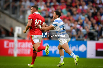 2023-10-14 - Tomas Cubelli (Argentina) and Dan Biggar (Wales) during a RUGBY WORLD CUP FRANCE 2023 match between Wales and Argentina at Stade de Marseille, in Marseille, ,France on October 14, 2023. (Photo / Felipe Mondino) - 2023 RUGBY WORLD CUP - WALES VS ARGENTINA - WORLD CUP - RUGBY