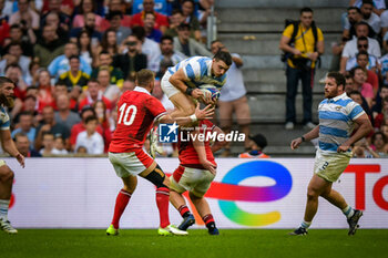 2023-10-14 - Mateo Carreras (Argentina), Dan Biggar (Wales) and Tommy Reffell (Wales) during a RUGBY WORLD CUP FRANCE 2023 match between Wales and Argentina at Stade de Marseille, in Marseille, ,France on October 14, 2023. (Photo / Felipe Mondino) - 2023 RUGBY WORLD CUP - WALES VS ARGENTINA - WORLD CUP - RUGBY