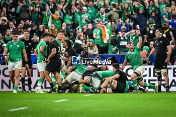 2023-10-14 - Peter O'MAHONY of Ireland celebrate the try with teammates and players of New Zealand look dejected during the World Cup 2023, Quarter-final rugby union match between Ireland and New Zealand on October 14, 2023 at Stade de France in Saint-Denis near Paris, France - RUGBY - WORLD CUP 2023 - 1/4 - IRELAND V NEW ZEALAND - WORLD CUP - RUGBY