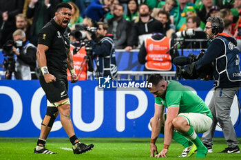 2023-10-14 - Ardie SAVEA of New Zealand celebrates the victory and Jack CONAN looks dejected during the World Cup 2023, Quarter-final rugby union match between Ireland and New Zealand on October 14, 2023 at Stade de France in Saint-Denis near Paris, France - RUGBY - WORLD CUP 2023 - 1/4 - IRELAND V NEW ZEALAND - WORLD CUP - RUGBY