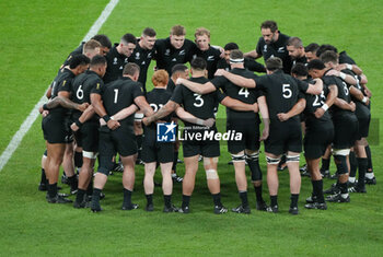 2023-10-14 - Aaron Smith of New Zealand talks to his teammates before the World Cup 2023, Quarter-final rugby union match between Ireland and New Zealand on October 14, 2023 at Stade de France in Saint-Denis near Paris, France - RUGBY - WORLD CUP 2023 - 1/4 - IRELAND V NEW ZEALAND - WORLD CUP - RUGBY