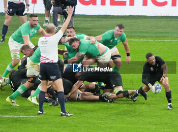 2023-10-14 - Referee's Wayne Barnes points to a penalty for New Zealand during the World Cup 2023, Quarter-final rugby union match between Ireland and New Zealand on October 14, 2023 at Stade de France in Saint-Denis near Paris, France - RUGBY - WORLD CUP 2023 - 1/4 - IRELAND V NEW ZEALAND - WORLD CUP - RUGBY