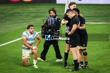 2023-10-20 - Juan CRUZ MALLIA of Argentina looks dejected and Will JORDAN celebrate his try with teammates during the World Cup 2023, Semi-final rugby union match between Argentina and New Zealand on October 20, 2023 at Stade de France in Saint-Denis near Paris, France - RUGBY - WORLD CUP - 1/2 - ARGENTINA V NEW ZEALAND - WORLD CUP - RUGBY