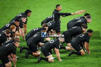 2023-10-20 - New Zealand players perform the Haka during the World Cup 2023, Semi-final rugby union match between Argentina and New Zealand on October 20, 2023 at Stade de France in Saint-Denis near Paris, France - RUGBY - WORLD CUP - 1/2 - ARGENTINA V NEW ZEALAND - WORLD CUP - RUGBY