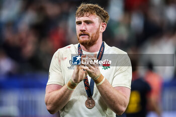 2023-10-27 - Ollie CHESSUM of England celebrates with his medal after winning third place during the World Cup 2023, Bronze Final rugby union match between Argentina and England on October 27, 2023 at Stade de France in Saint-Denis near Paris, France - RUGBY - WORLD CUP 2023 - BRONZE FINAL - ARGENTINA V ENGLAND - WORLD CUP - RUGBY