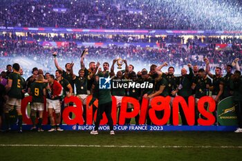 2023-10-28 - Players of South Africa celebrate the victory during the World Cup 2023, Final rugby union match between New Zealand and South Africa on October 28, 2023 at Stade de France in Saint-Denis near Paris, France - RUGBY - WORLD CUP 2023 - FINAL - NEW ZEALAND V SOUTH AFRICA - WORLD CUP - RUGBY