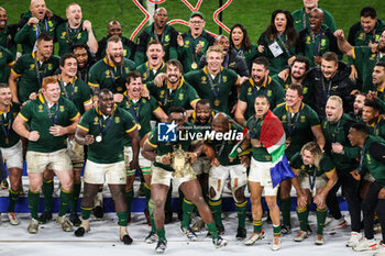 2023-10-28 - Players of South Africa celebrate the victory with the trophy during the World Cup 2023, Final rugby union match between New Zealand and South Africa on October 28, 2023 at Stade de France in Saint-Denis near Paris, France - RUGBY - WORLD CUP 2023 - FINAL - NEW ZEALAND V SOUTH AFRICA - WORLD CUP - RUGBY