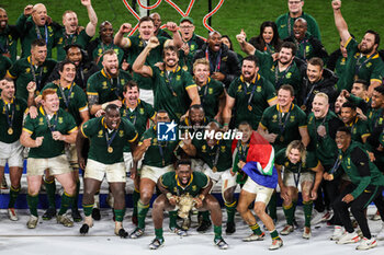 2023-10-28 - Players of South Africa celebrate the victory with the trophy during the World Cup 2023, Final rugby union match between New Zealand and South Africa on October 28, 2023 at Stade de France in Saint-Denis near Paris, France - RUGBY - WORLD CUP 2023 - FINAL - NEW ZEALAND V SOUTH AFRICA - WORLD CUP - RUGBY