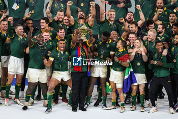 2023-10-28 - President of South Africa Cyril RAMAPHOSA celebrate South Africa's victory with the trophy and players during the World Cup 2023, Final rugby union match between New Zealand and South Africa on October 28, 2023 at Stade de France in Saint-Denis near Paris, France - RUGBY - WORLD CUP 2023 - FINAL - NEW ZEALAND V SOUTH AFRICA - WORLD CUP - RUGBY