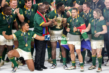 2023-10-28 - President of South Africa Cyril RAMAPHOSA celebrate South Africa's victory with the trophy and players during the World Cup 2023, Final rugby union match between New Zealand and South Africa on October 28, 2023 at Stade de France in Saint-Denis near Paris, France - RUGBY - WORLD CUP 2023 - FINAL - NEW ZEALAND V SOUTH AFRICA - WORLD CUP - RUGBY