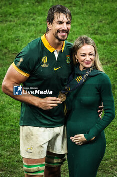 2023-10-28 - Eben ETZEBETH of South Africa poses with his wife Anlia VAN RENSBURG and his medal during the World Cup 2023, Final rugby union match between New Zealand and South Africa on October 28, 2023 at Stade de France in Saint-Denis near Paris, France - RUGBY - WORLD CUP 2023 - FINAL - NEW ZEALAND V SOUTH AFRICA - WORLD CUP - RUGBY