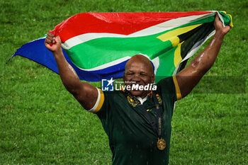 2023-10-28 - Mbongeni MBONAMBI of South Africa celebrates the victory with a National Flag after collecting his medal during the World Cup 2023, Final rugby union match between New Zealand and South Africa on October 28, 2023 at Stade de France in Saint-Denis near Paris, France - RUGBY - WORLD CUP 2023 - FINAL - NEW ZEALAND V SOUTH AFRICA - WORLD CUP - RUGBY