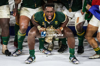 2023-10-28 - Siya KOLISI of South Africa celebrates the victory with the trophy during the World Cup 2023, Final rugby union match between New Zealand and South Africa on October 28, 2023 at Stade de France in Saint-Denis near Paris, France - RUGBY - WORLD CUP 2023 - FINAL - NEW ZEALAND V SOUTH AFRICA - WORLD CUP - RUGBY