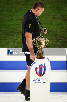 2023-10-28 - Ethan DE GROOT of New Zealand walks past the trophy with his head down and looks dejected during the World Cup 2023, Final rugby union match between New Zealand and South Africa on October 28, 2023 at Stade de France in Saint-Denis near Paris, France - RUGBY - WORLD CUP 2023 - FINAL - NEW ZEALAND V SOUTH AFRICA - WORLD CUP - RUGBY