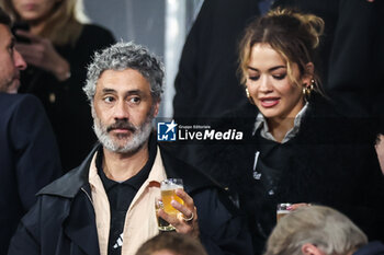 2023-10-28 - Taika WAITITI (Cohen) with his wife Rita ORA during the World Cup 2023, Final rugby union match between New Zealand and South Africa on October 28, 2023 at Stade de France in Saint-Denis near Paris, France - RUGBY - WORLD CUP 2023 - FINAL - NEW ZEALAND V SOUTH AFRICA - WORLD CUP - RUGBY