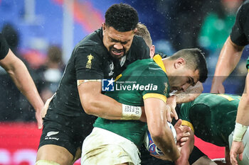 2023-10-28 - Ardie SAVEA of New Zealand of New Zealand and Damian DE ALLENDE of South Africa during the World Cup 2023, Final rugby union match between New Zealand and South Africa on October 28, 2023 at Stade de France in Saint-Denis near Paris, France - RUGBY - WORLD CUP 2023 - FINAL - NEW ZEALAND V SOUTH AFRICA - WORLD CUP - RUGBY