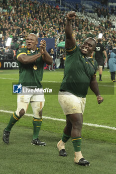 2023-10-28 - Bongi Mbonambi, Trevor Nyakane of South Africa celebrate the victory following the World Cup 2023, Final rugby union match between New Zealand (All Blacks) and South Africa (Springboks) on October 28, 2023 at Stade de France in Saint-Denis near Paris, France - RUGBY - WORLD CUP 2023 - FINAL - NEW ZEALAND V SOUTH AFRICA - WORLD CUP - RUGBY