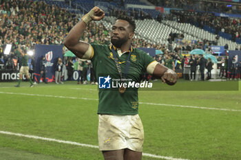 2023-10-28 - Siya Kolisi of South Africa celebrates the victory following the World Cup 2023, Final rugby union match between New Zealand (All Blacks) and South Africa (Springboks) on October 28, 2023 at Stade de France in Saint-Denis near Paris, France - RUGBY - WORLD CUP 2023 - FINAL - NEW ZEALAND V SOUTH AFRICA - WORLD CUP - RUGBY