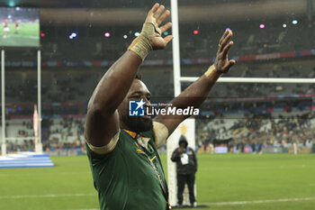 2023-10-28 - Siya Kolisi of South Africa celebrates the victory following the World Cup 2023, Final rugby union match between New Zealand (All Blacks) and South Africa (Springboks) on October 28, 2023 at Stade de France in Saint-Denis near Paris, France - RUGBY - WORLD CUP 2023 - FINAL - NEW ZEALAND V SOUTH AFRICA - WORLD CUP - RUGBY