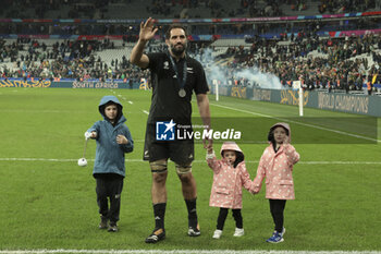 2023-10-28 - Samuel Whitelock of New Zealand salutes the supporters following the World Cup 2023, Final rugby union match between New Zealand (All Blacks) and South Africa (Springboks) on October 28, 2023 at Stade de France in Saint-Denis near Paris, France - RUGBY - WORLD CUP 2023 - FINAL - NEW ZEALAND V SOUTH AFRICA - WORLD CUP - RUGBY
