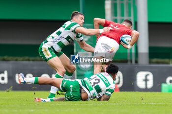 2023-10-29 - Shane Daly (Munster Rugby) in action against Malakai Fekitoa (Benetton Rugby) and Edoardo Padovani (Benetton Rugby) - BENETTON RUGBY VS MUNSTER RUGBY - UNITED RUGBY CHAMPIONSHIP - RUGBY